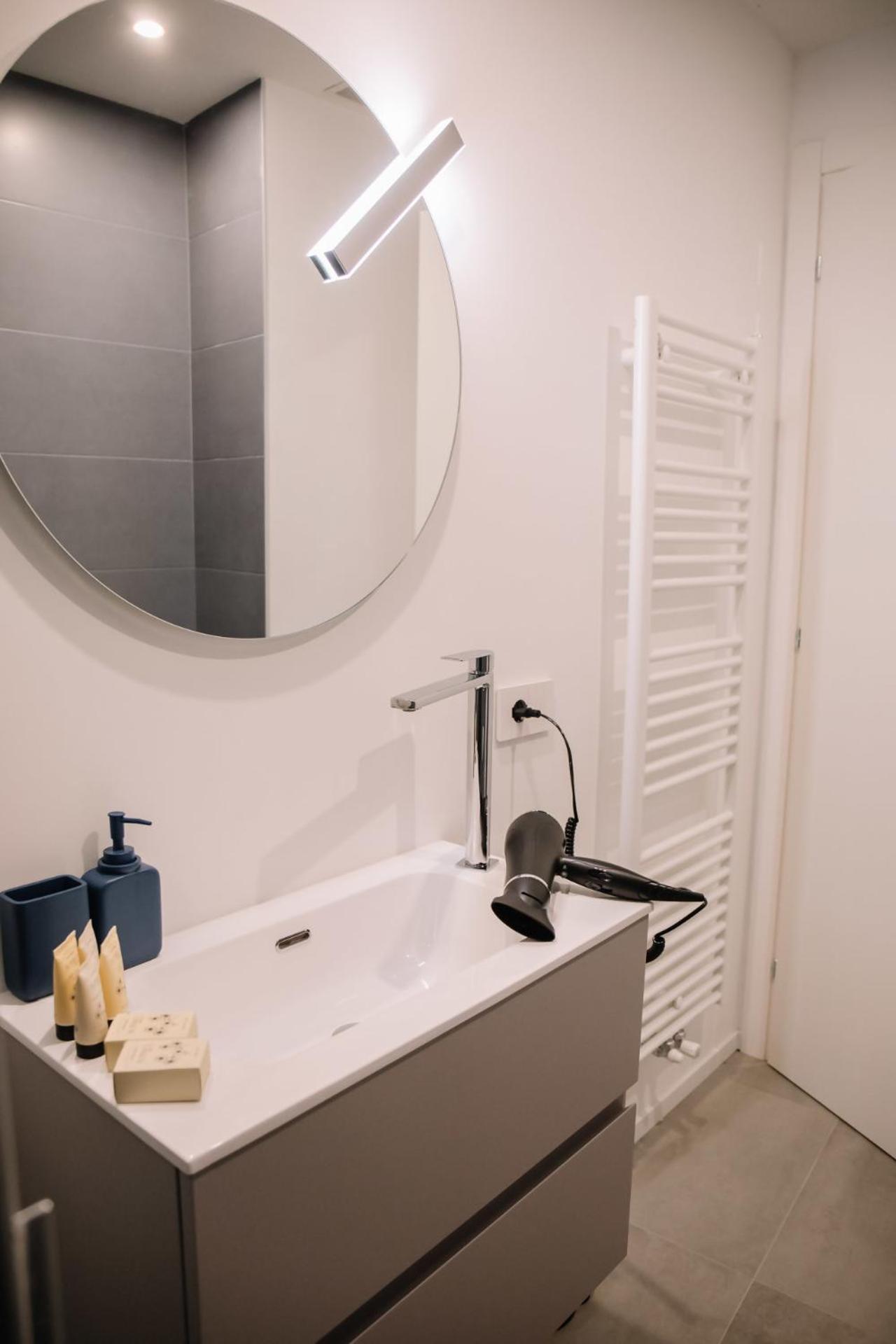 Elegant Beige Apartment - 5 Minutes From The Lake Комо Екстер'єр фото